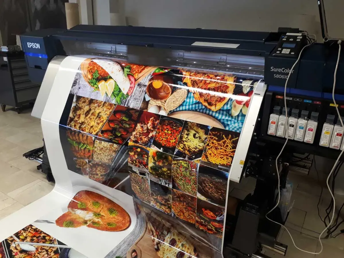 Epson SureColor S80610 baskı makinesinde rulo baskı