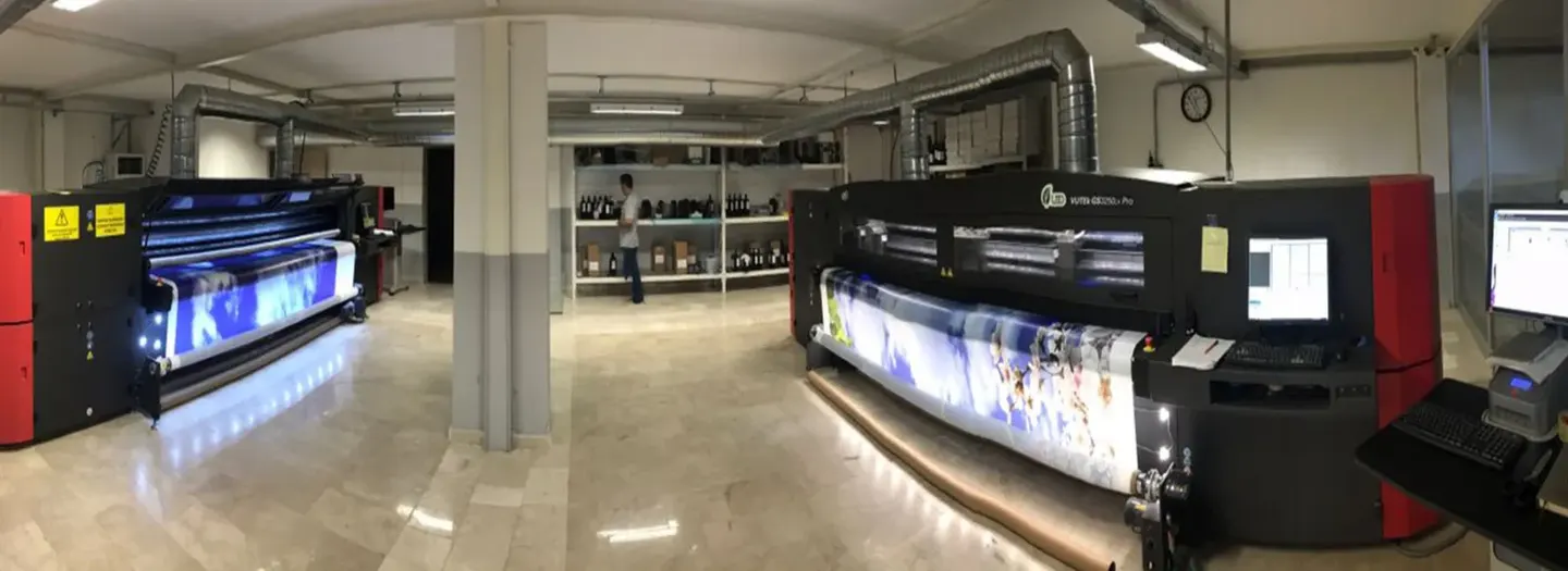 Pendik fabrikasında baskı salonu: iki EFI Vutek GS3250 LXr Pro rulo baskı makinesi çalışırken