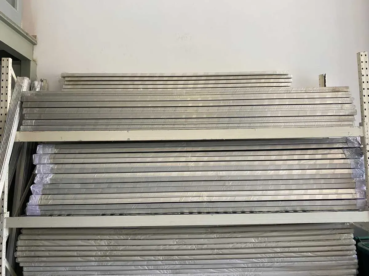 Raflarda streçlenmiş alüminyum lightbox ve gergi tavan profilleri